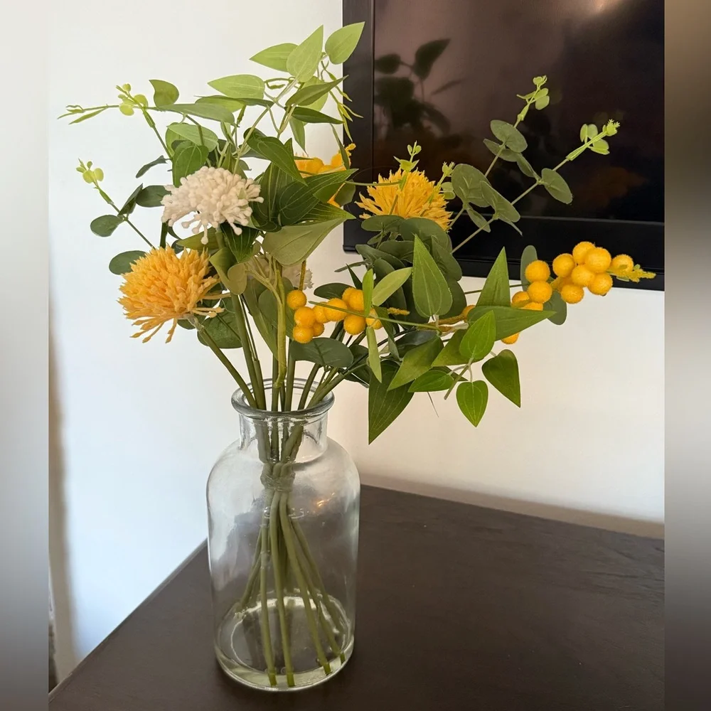 Kohl's Faux Floral Arrangement Yellow White Flowers Clear Glass Vase 7.5”
